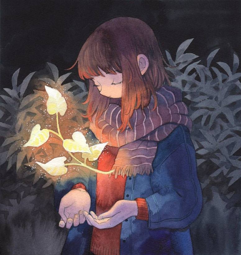 夜の草むらで光る葉を手のひらにのせる少女